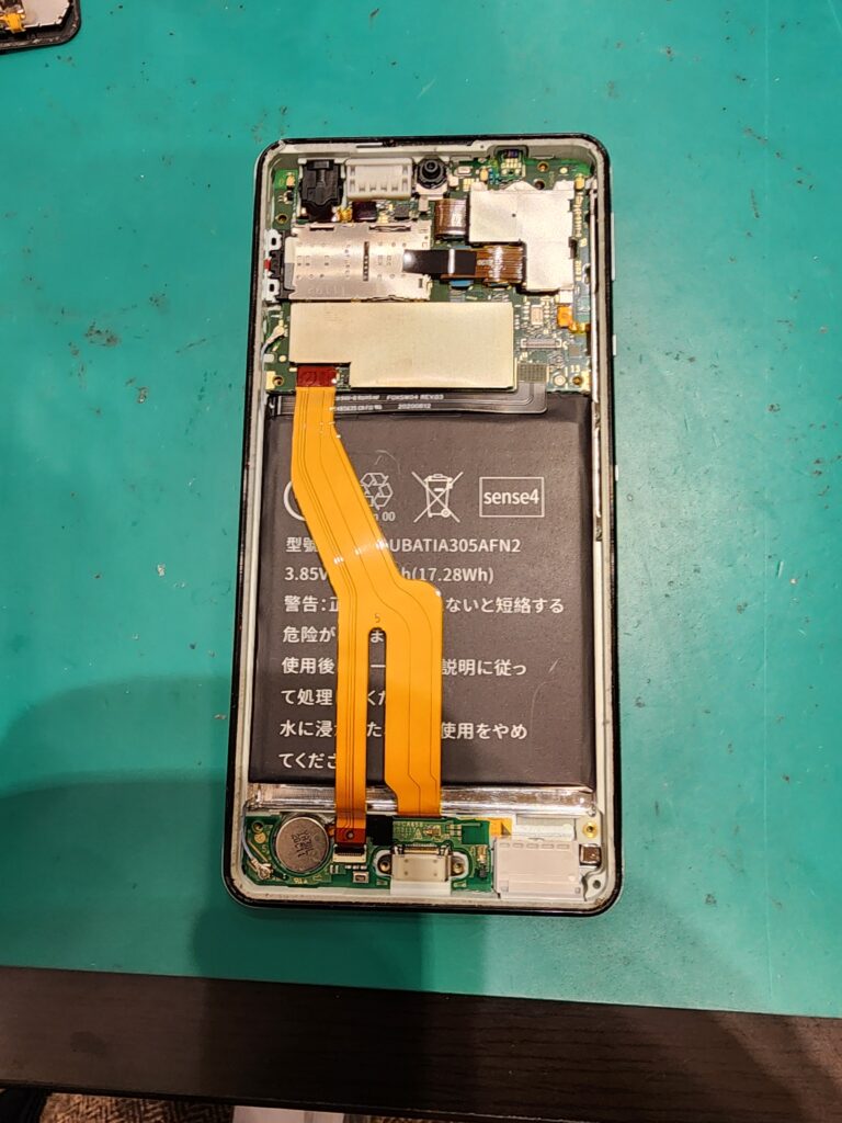 新しいバッテリーをつけたAQUOS sense5G