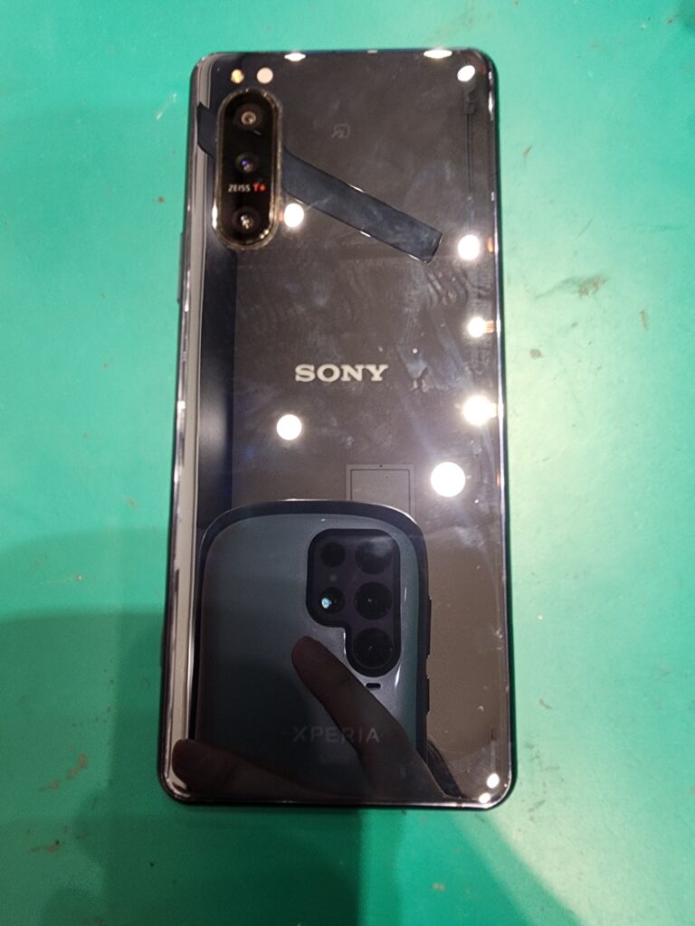 バックパネルを外す前のXperia5Ⅱ
