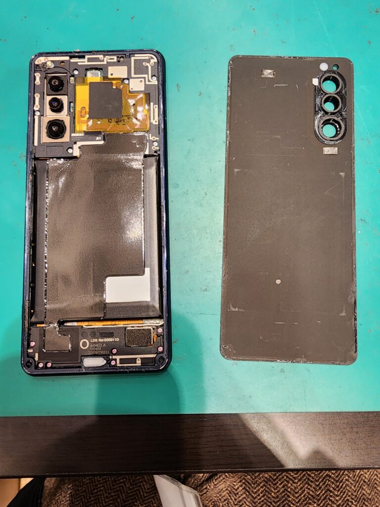 バックパネルを外したXperia5Ⅱ