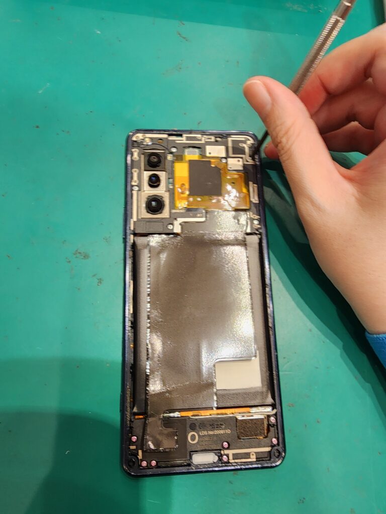 プラスチックカバーを外している最中のXperia5Ⅱ