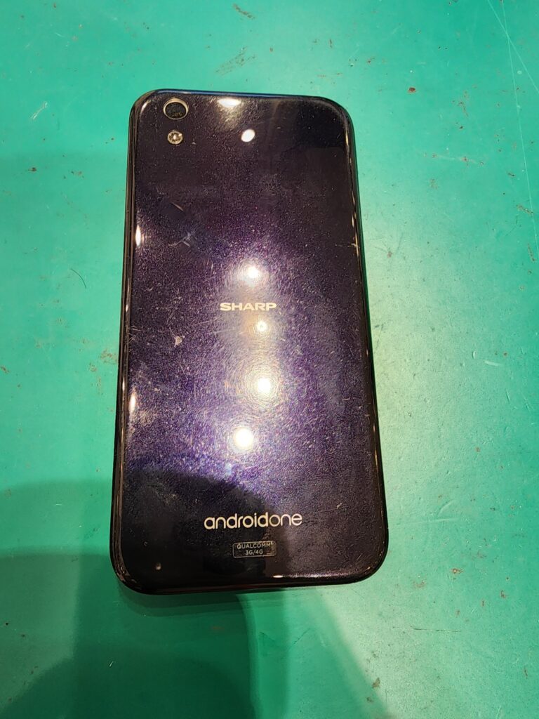 修理前のAndroidOneX1の背面