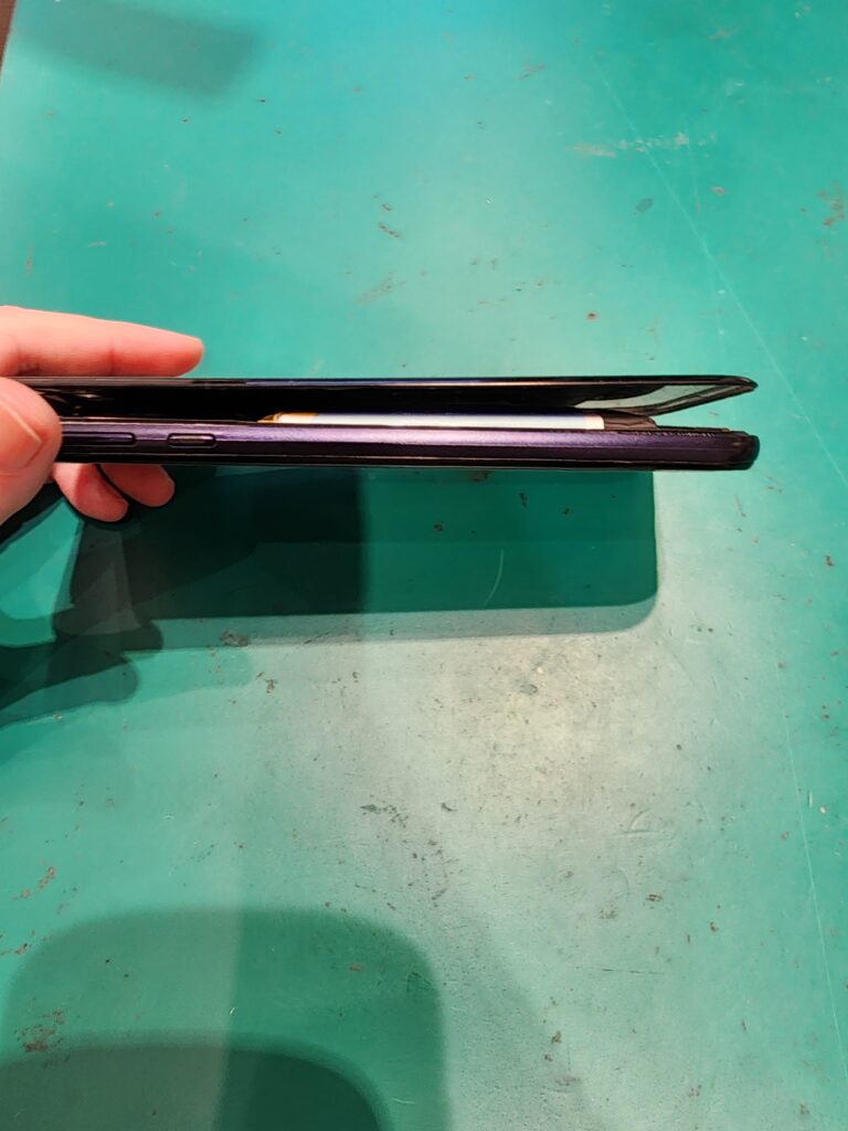 背面が開いてしまっているAndroidOneX1