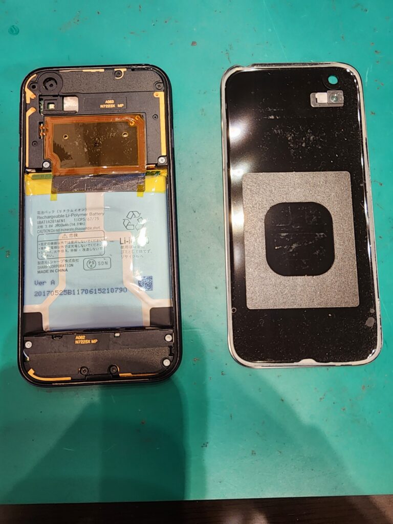 背面カバーを外したAndroidOneX1