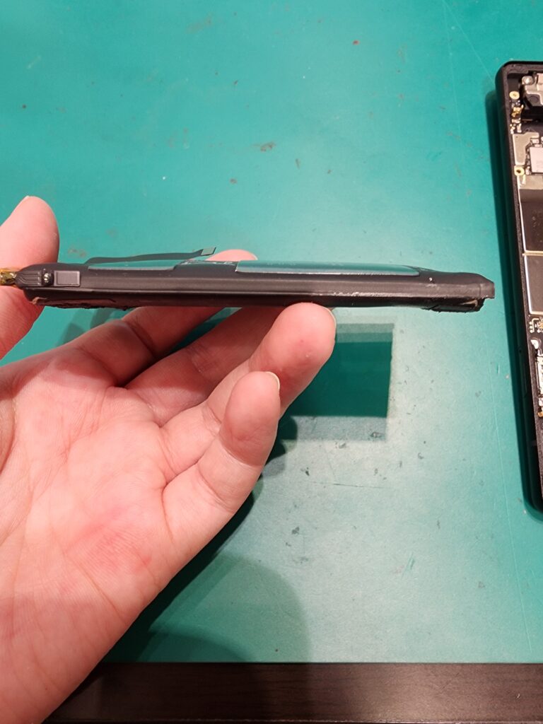 膨張したバッテリー