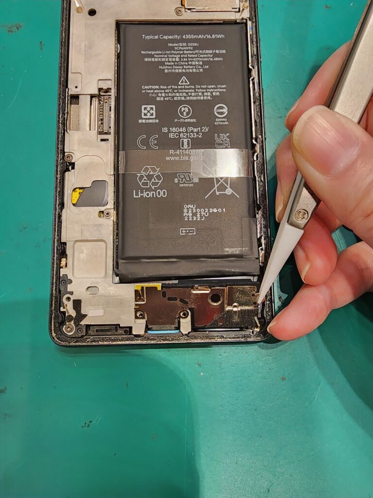 下部スピーカーを外すGooglePixel7