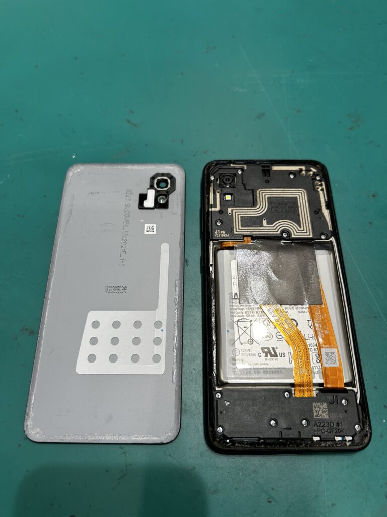 バックパネルからあけていく