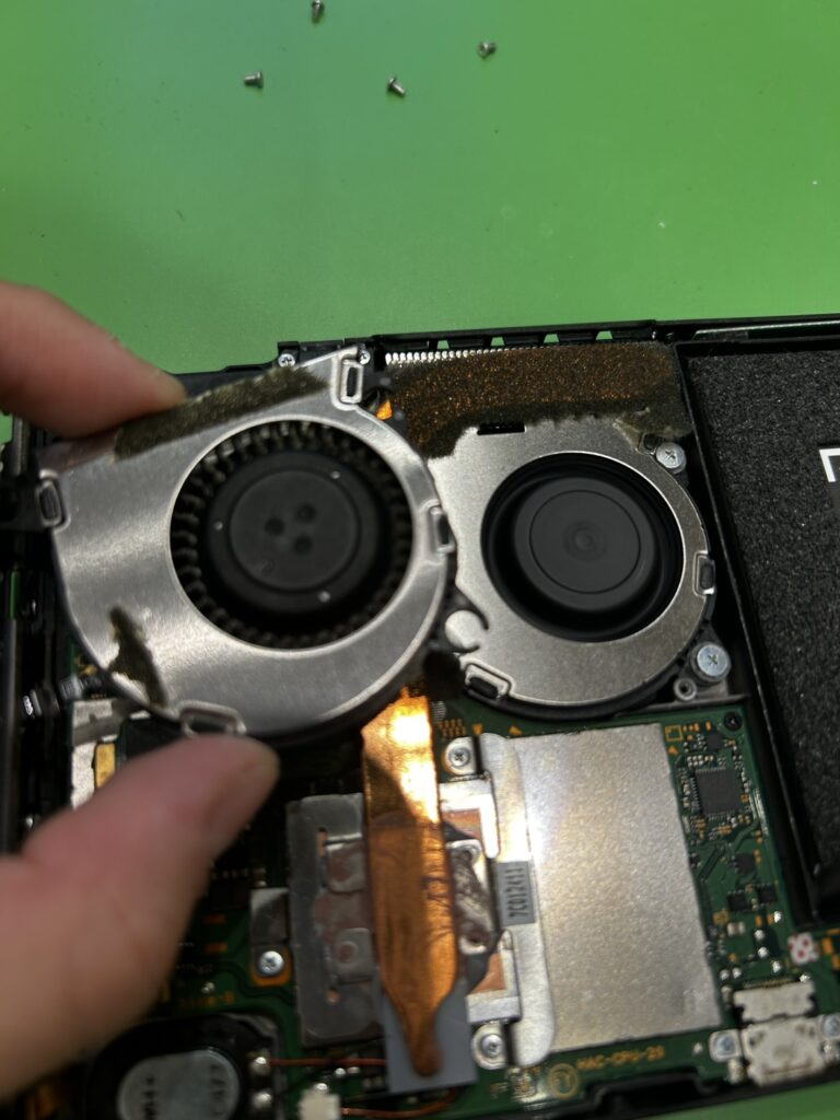 交換後無事にファンが回っているSwitch