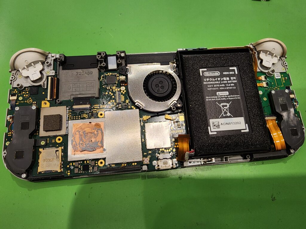 コネクタやファンを外した任天堂switchlite