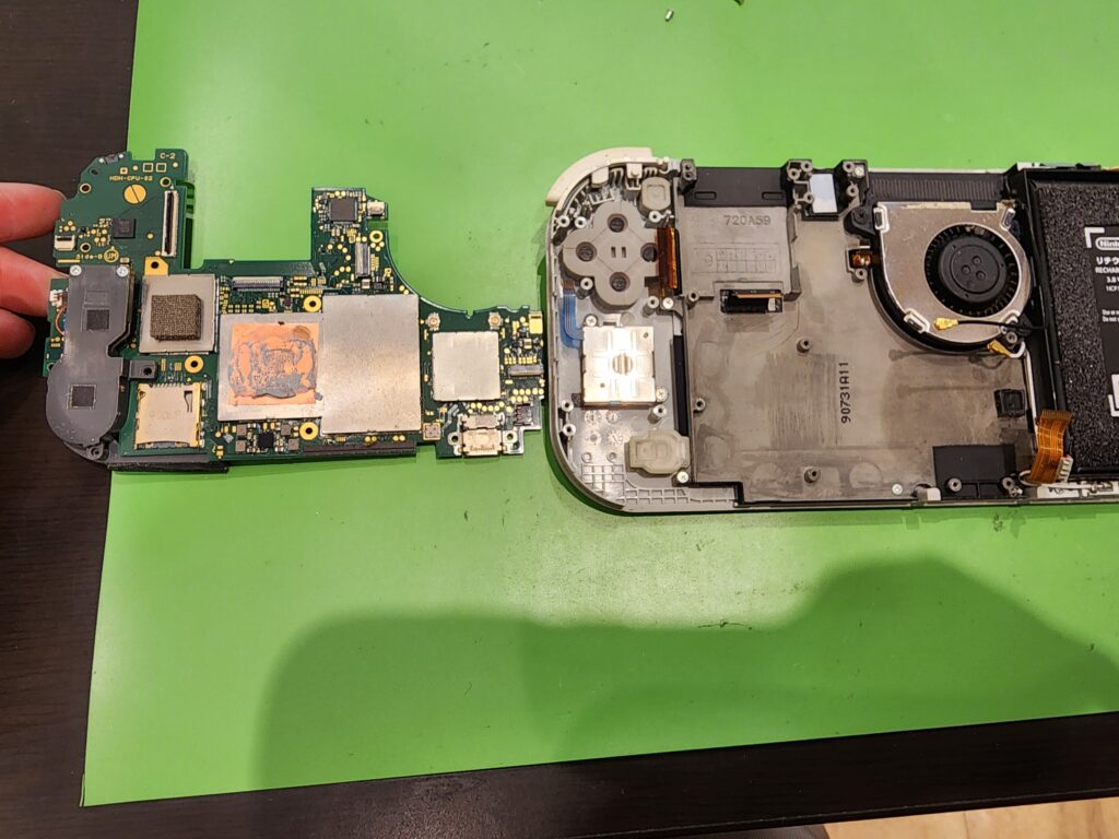 基板を外した任天堂switchlite