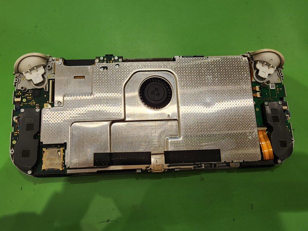 シルバープレートを外す前の任天堂Switchlite