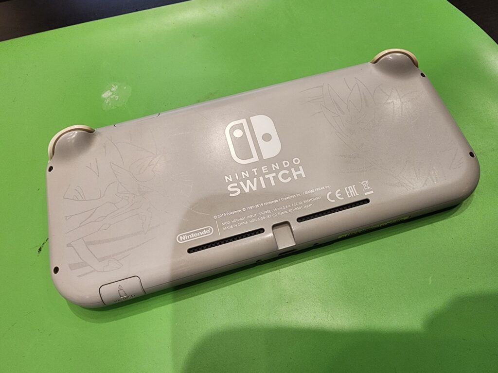 プラスチックカバーを外す前の任天堂Switchlite