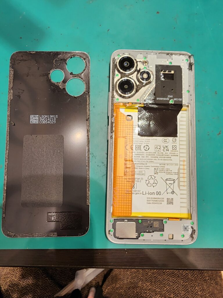 バックパネルを外したRedmi12