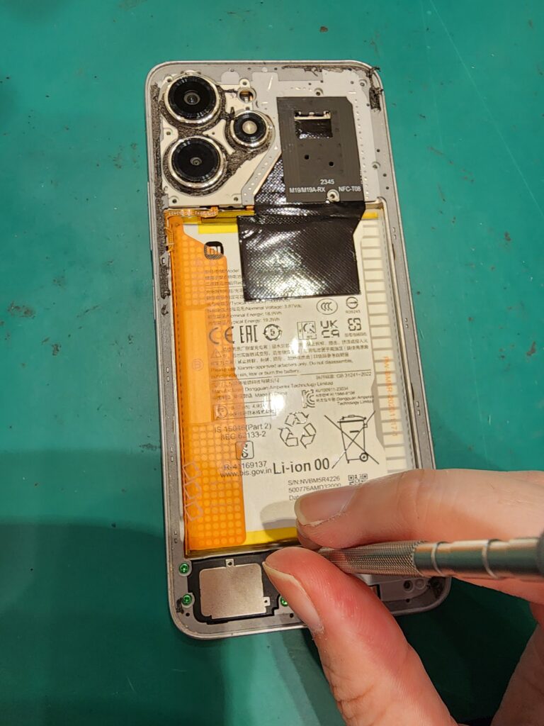 フレームを外す作業中のRedmi12