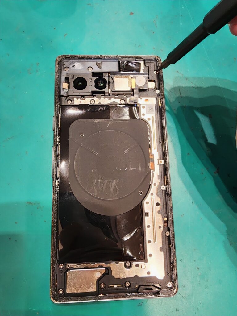 プラスチックカバーを外しているGooglePixel7a