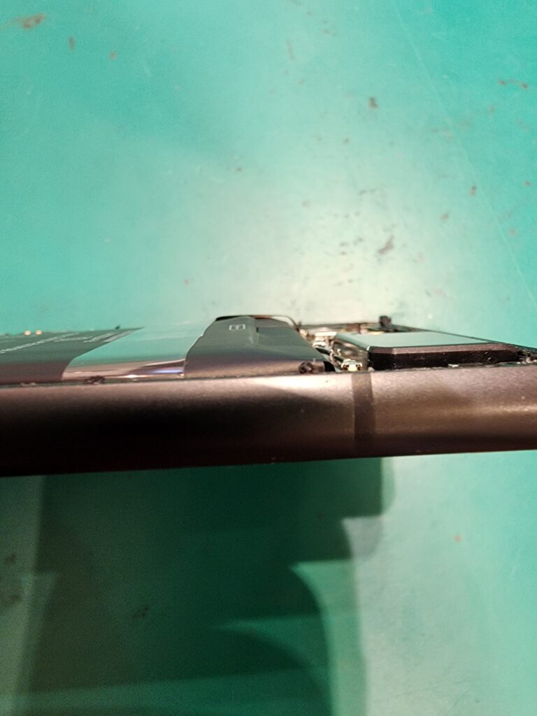 バッテリーを横から見たGooglePixel7a