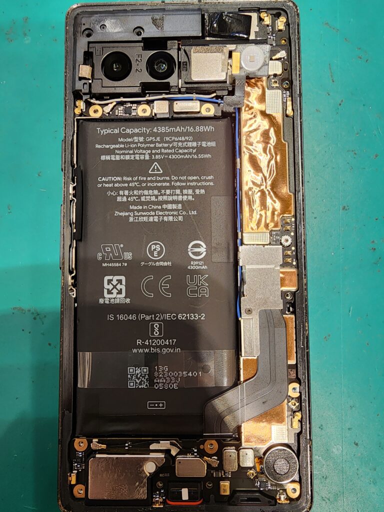 新しいバッテリーをつけたGooglePixel7a