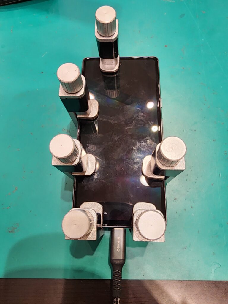 バックパネル圧着中のGooglePixel7a