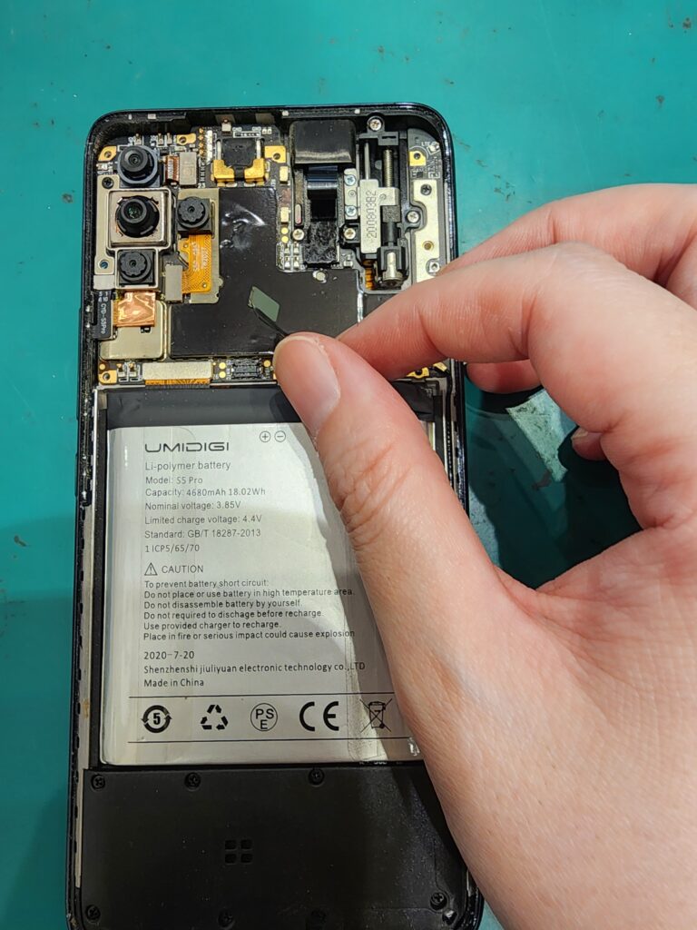 バッテリーコネクタを外したUMIDIGI S5Pro