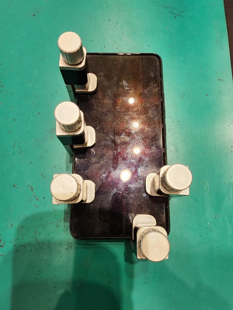 バックパネル圧着中のUMIDIGI S5Pro