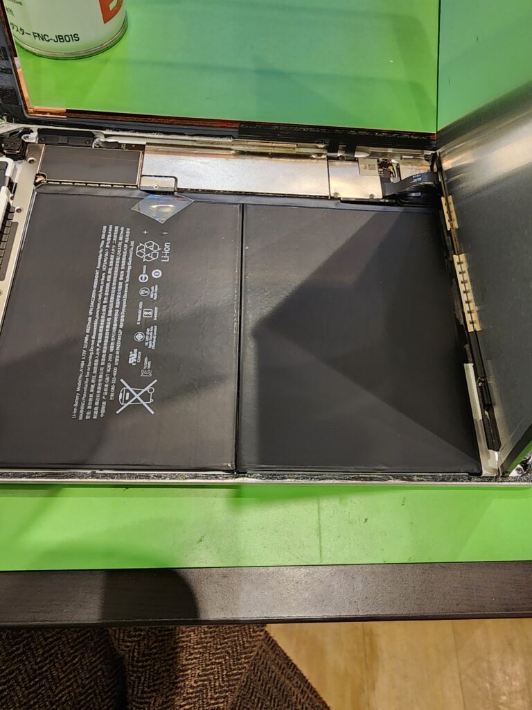 液晶画面を持ち上げたiPad第6世代