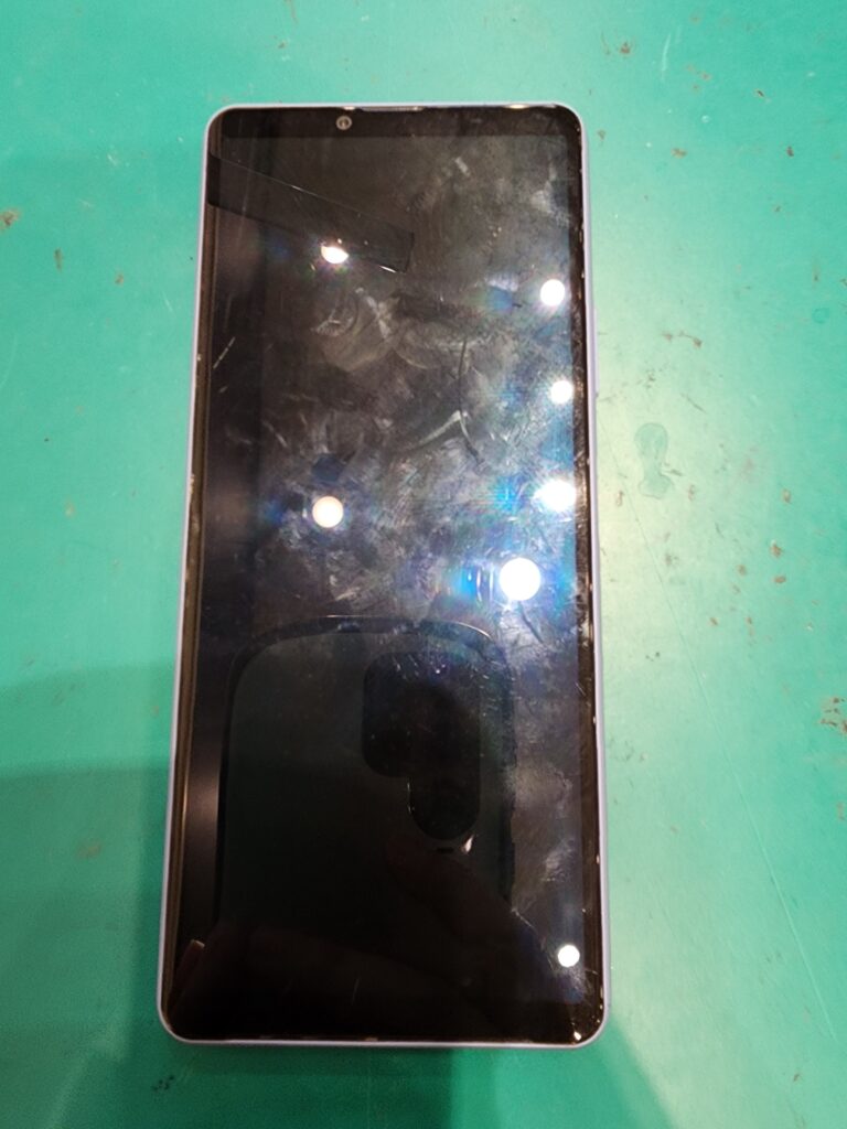 修理前のXperia10Ⅲ