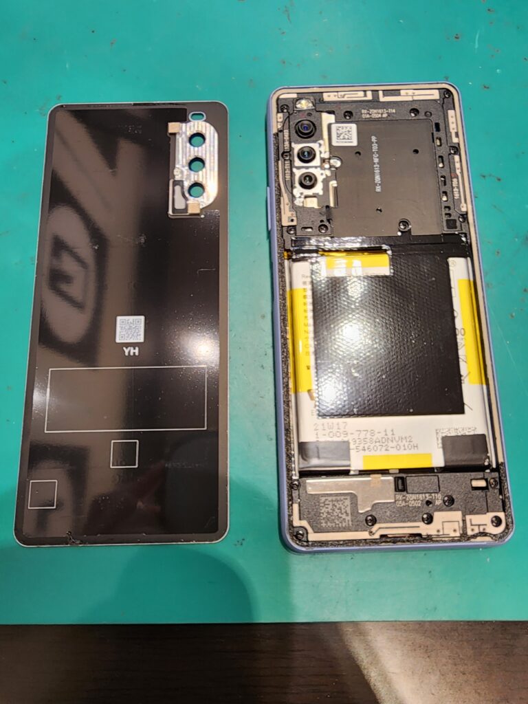 バックパネルを外したXperia10Ⅲ