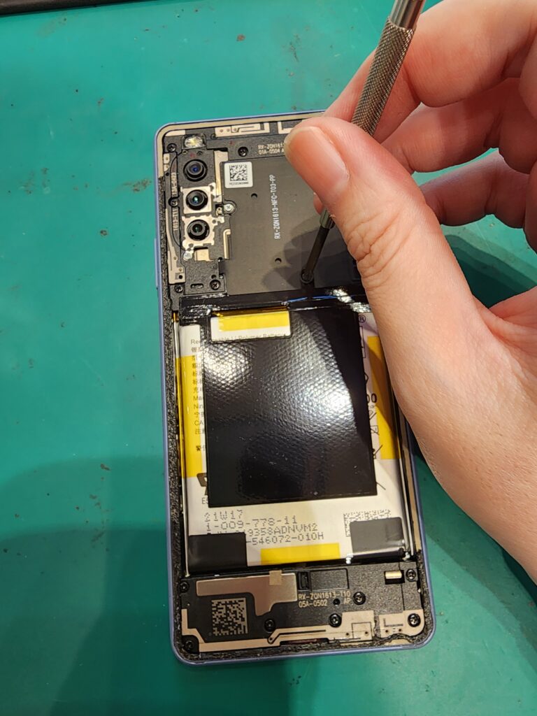 プラスチックカバーを外しているXperia10Ⅲ