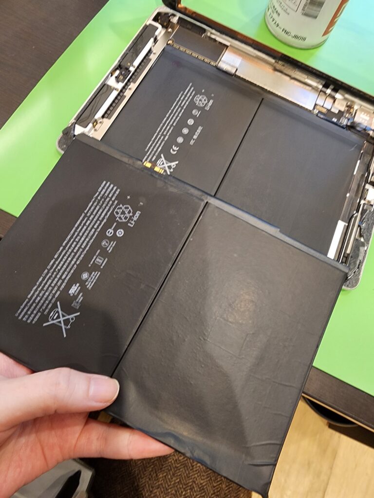 新しいバッテリーに付け替えたiPad第6世代