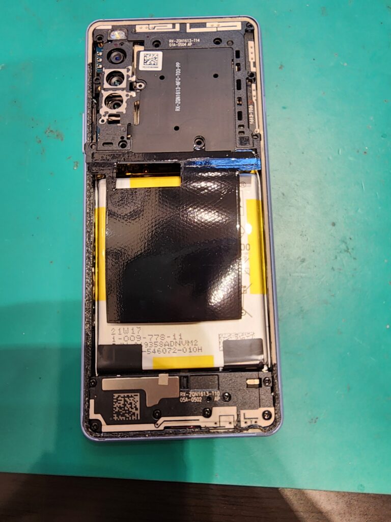 プラスチックカバーを外しているXperia10Ⅲ