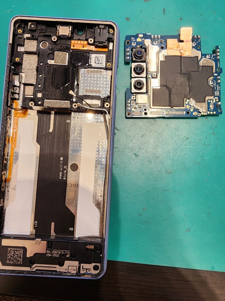 基板を外したXperia10Ⅲ