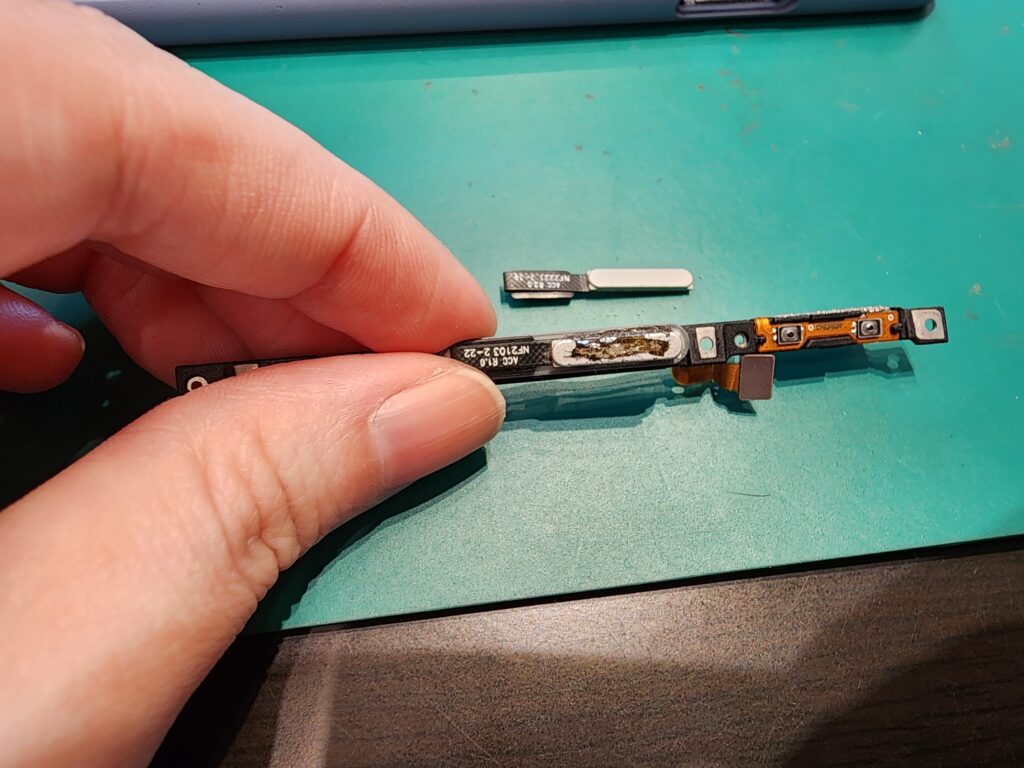 外した電源ボタン