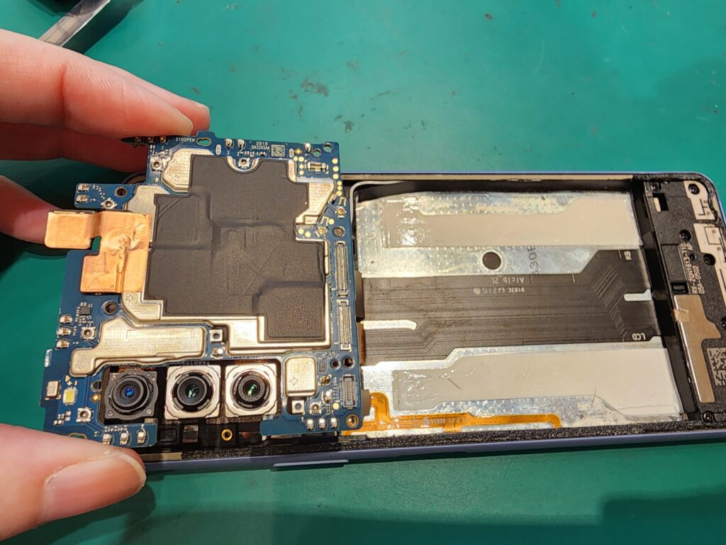 基板を戻しているXperia10Ⅲ