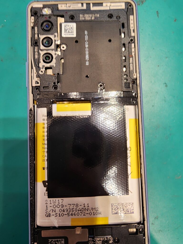 バッテリーを戻したXperia10Ⅲ