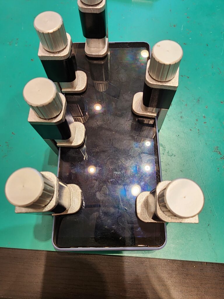 バックパネル圧着中のXperia10Ⅲ