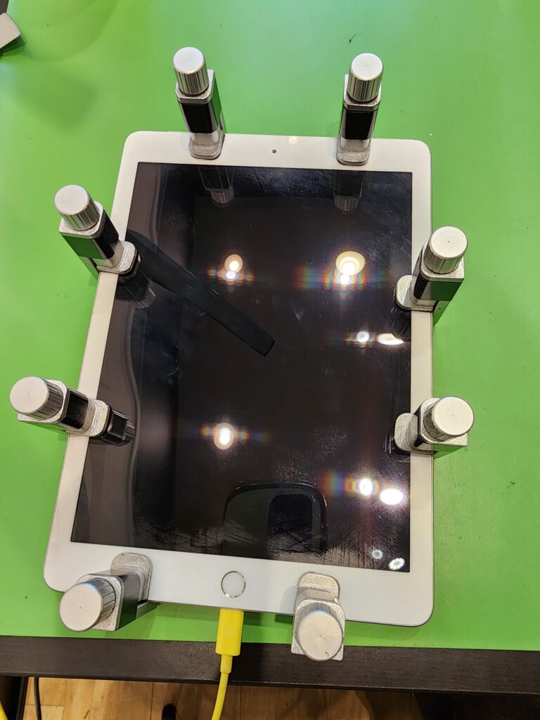 画面圧着中のiPad第6世代