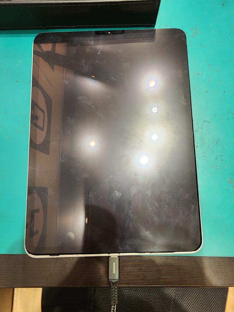 充電の溜まりを確認中のiPadPro