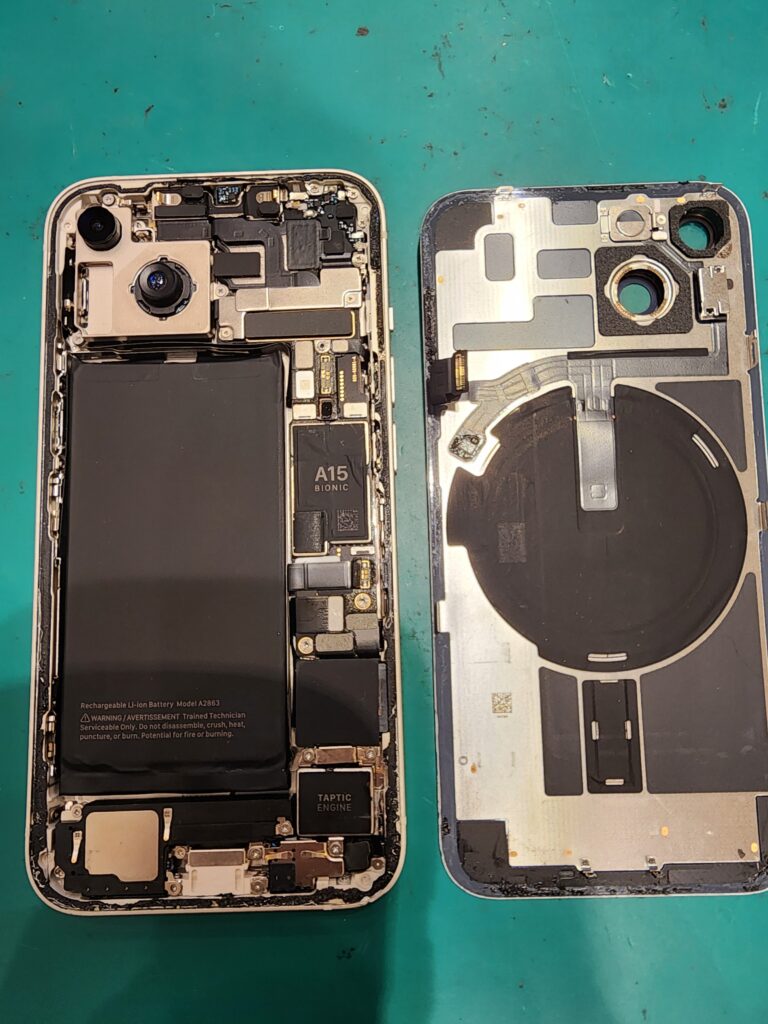 バックパネルを外したiPhone14