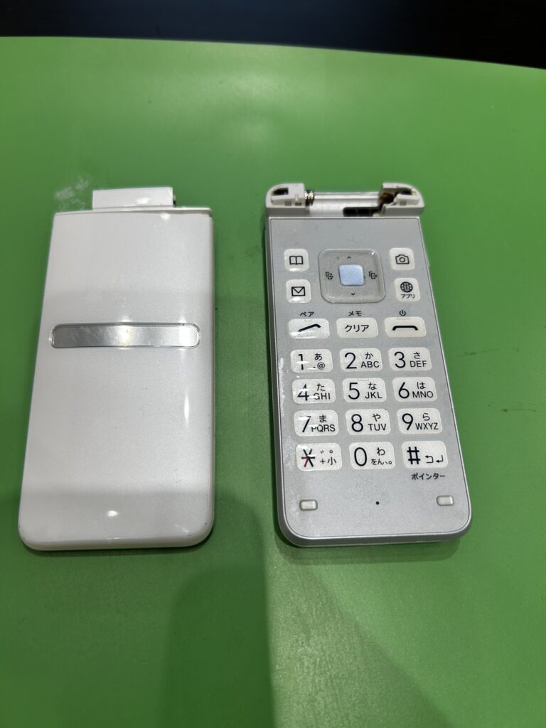折れたガラケー