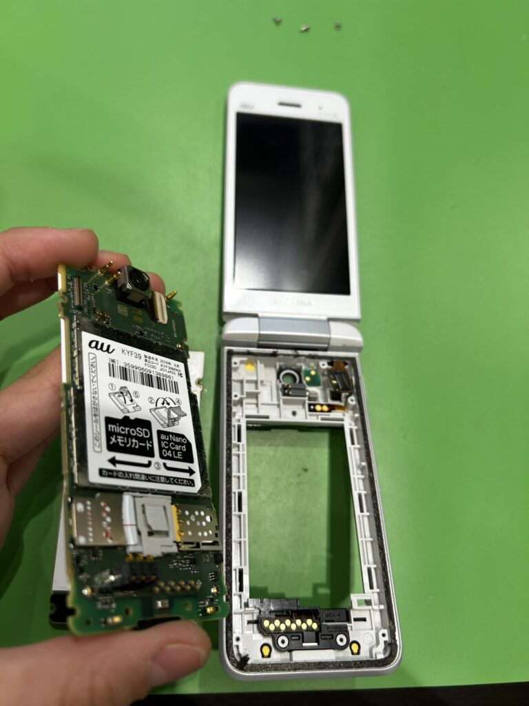 中古端末から基板を取り出す