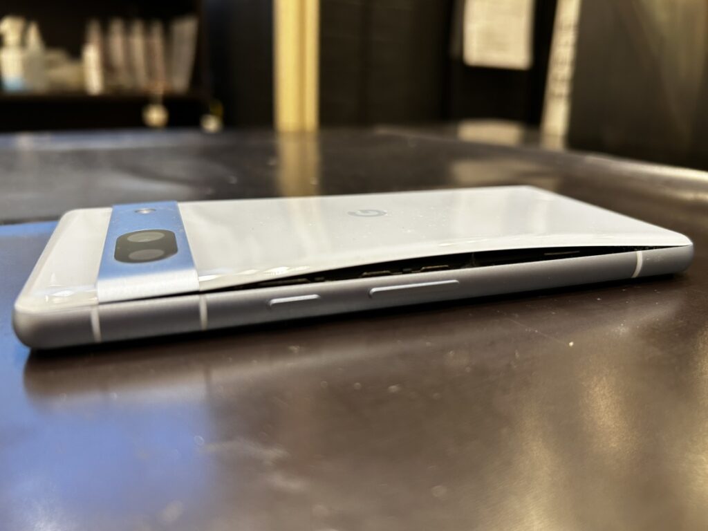 背面の膨らんだPixel7a