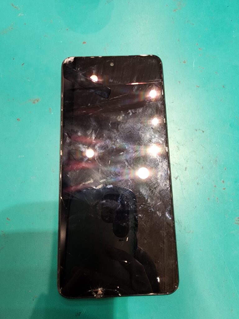 画面が割れたOPPO A79