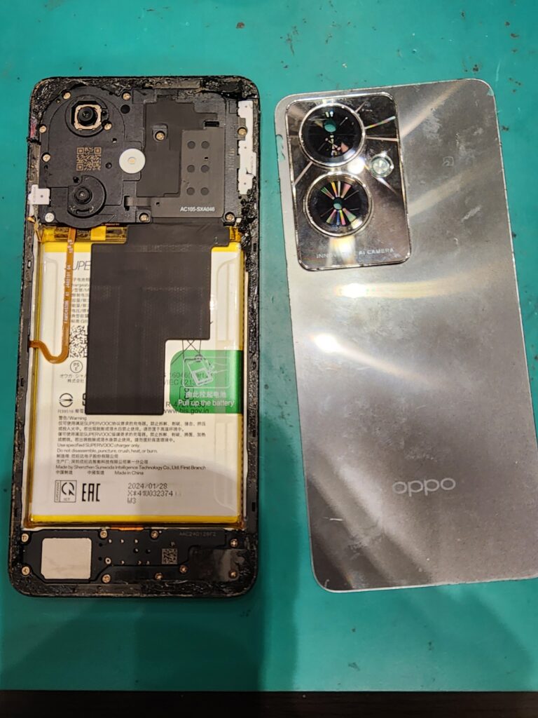 バックパネルを外したOPPO A79