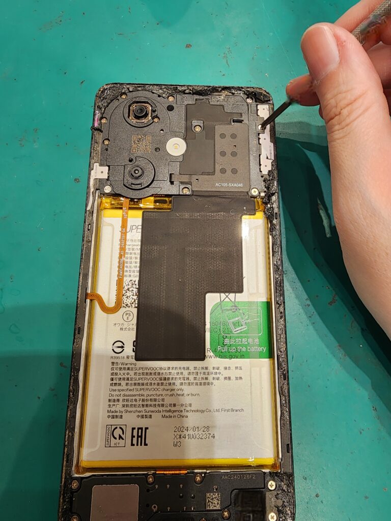 フレームを外しているOPPO A79