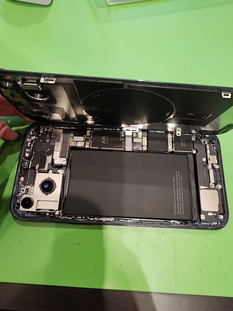 バックガラスを開けたiPhone14plus
