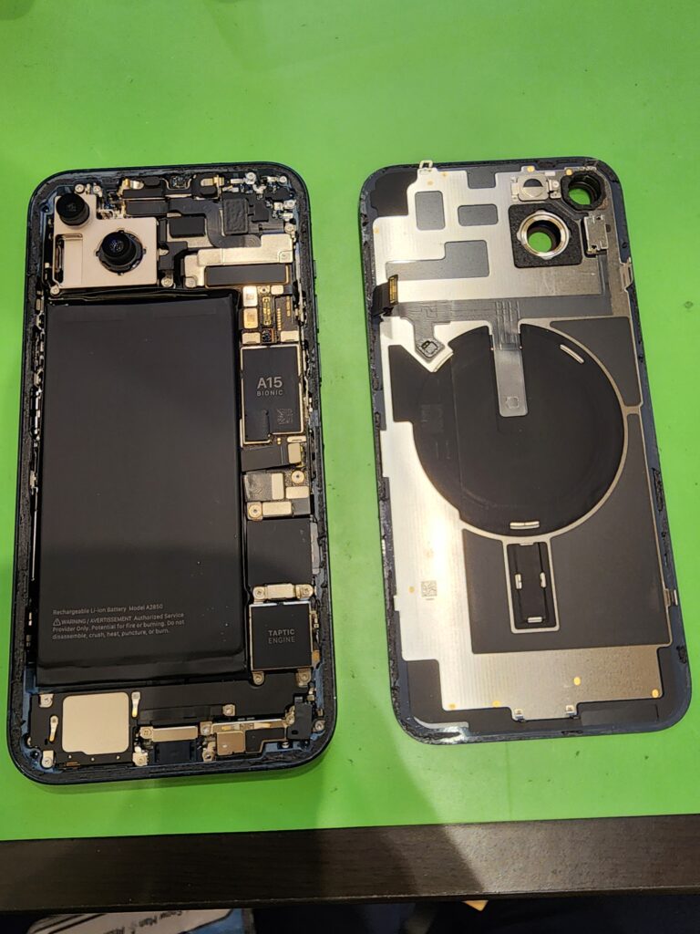 バックガラスを外したiPhone14plus