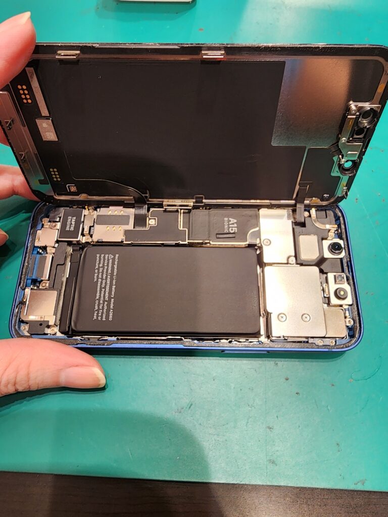 画面を開けたiPhone13mini