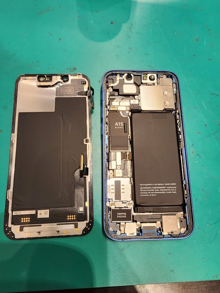 画面を外したiPhone13mini