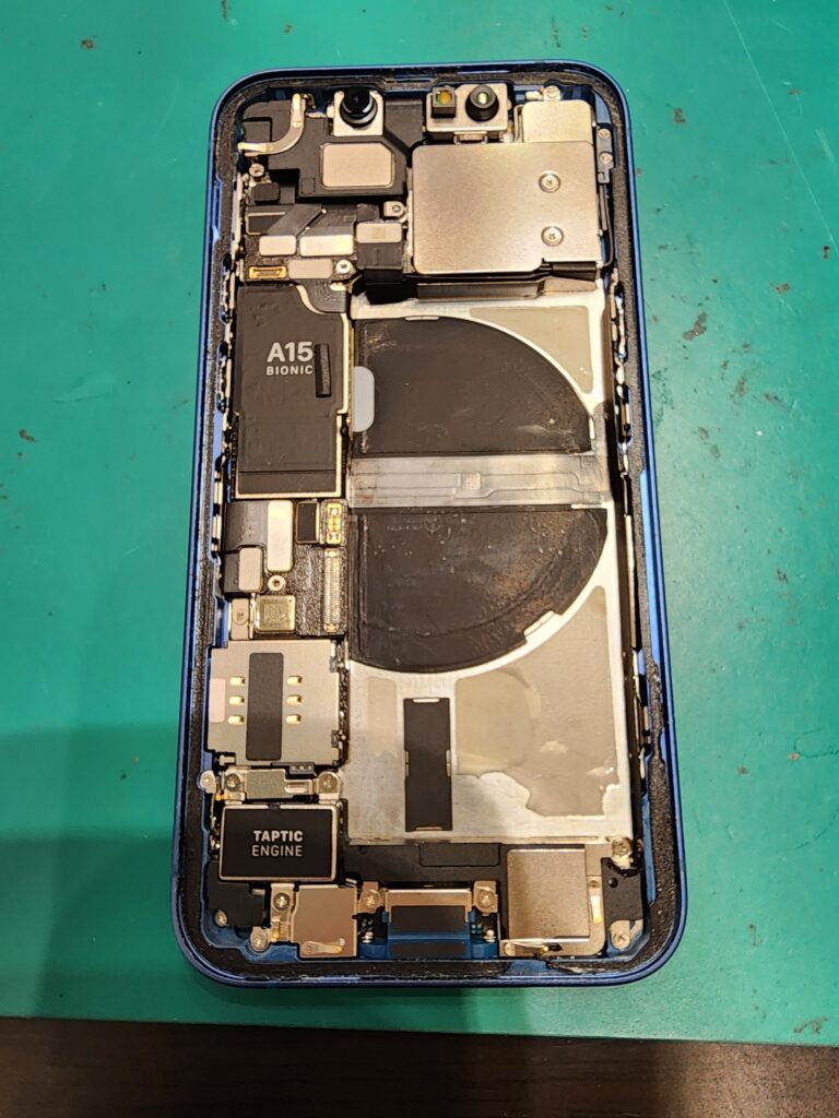 バッテリーを外したiPhone13mini