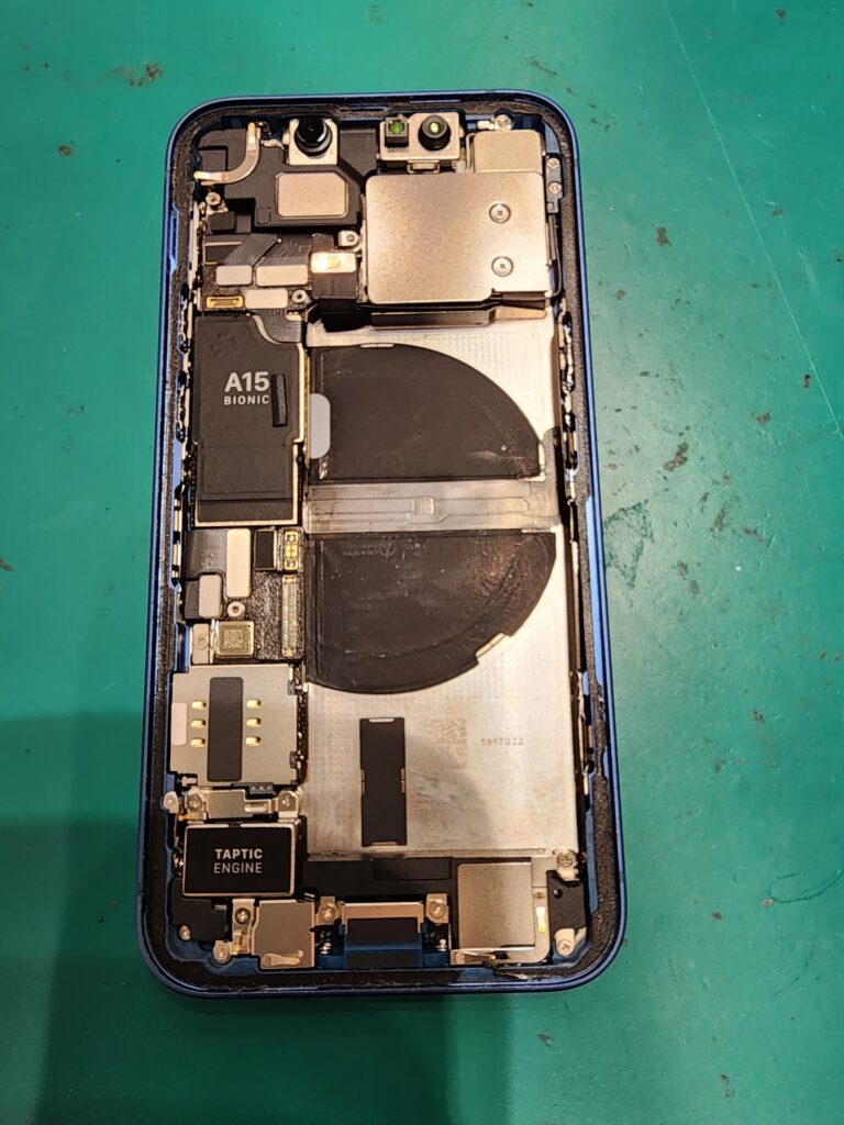 バッテリーシールを剥がしたiPhone13mini