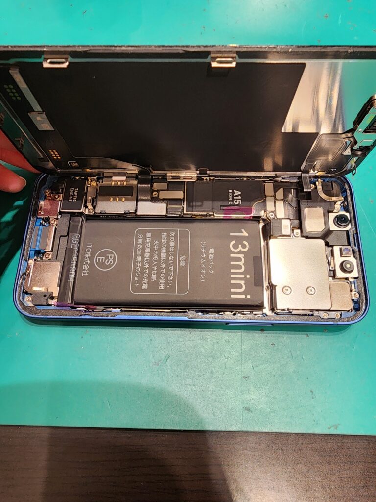 バッテリーを仮付けしたiPhone13mini